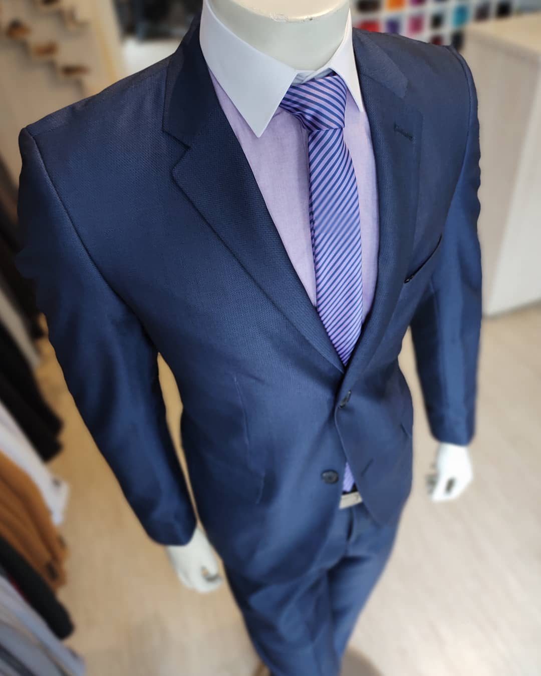 Traje con camisa lila shop