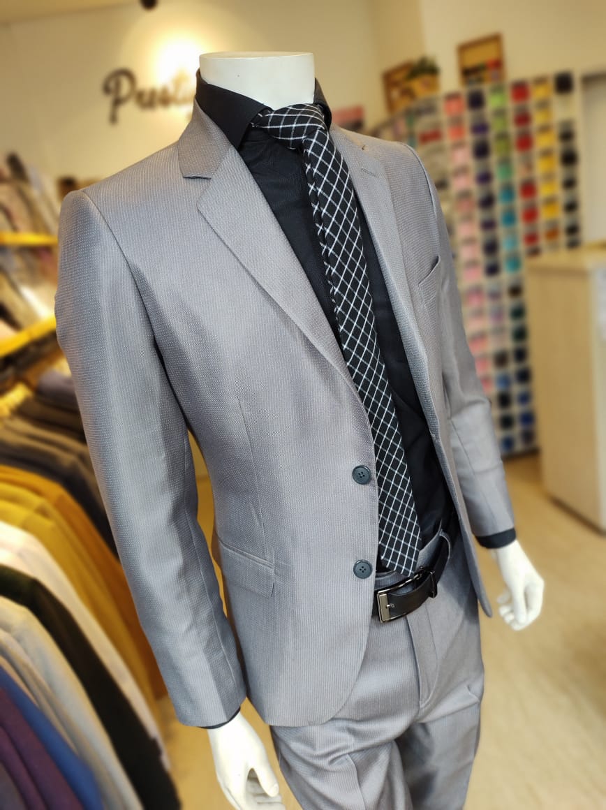 Traje gris claro 2025