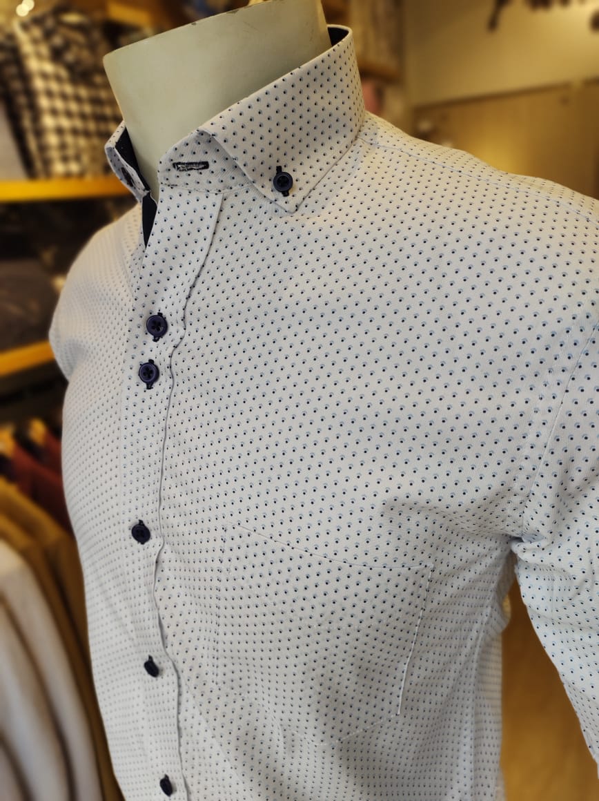 CAMISA BLANCA PUNTOS |